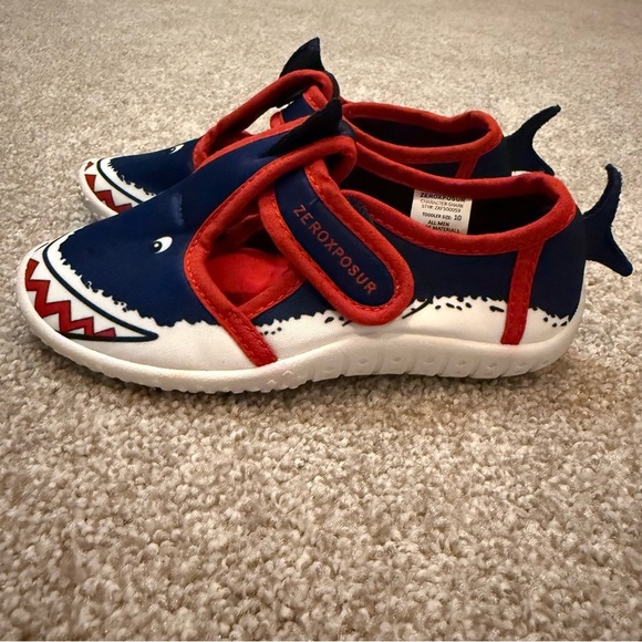 NWT ZeroXposur toddler size 10 Shark water shoes with Velcro strap - Picture 2 of 10